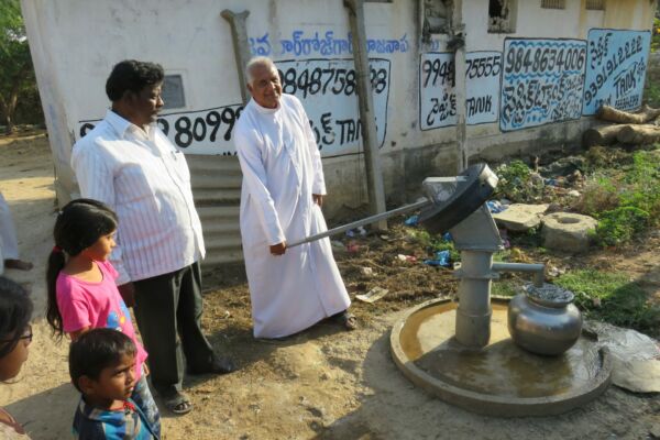 Sauberes Trinkwasser für 400 Familien: Erfolgreicher Abschluss des Brunnenprojekts in Khammam