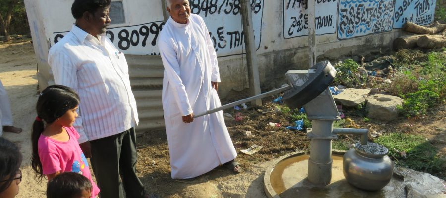 S-Brunnen neu Bischof Maipan bei der Einweihung eines neuen Brunnens in Indien.