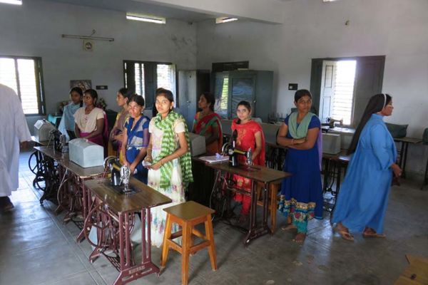 Indien: Eine neue Klasse von Schneiderinnen verabschiedet