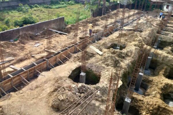 Fortschritte beim Bau von vier Klassenzimmern für die Fransalian School in Jonai, Assam